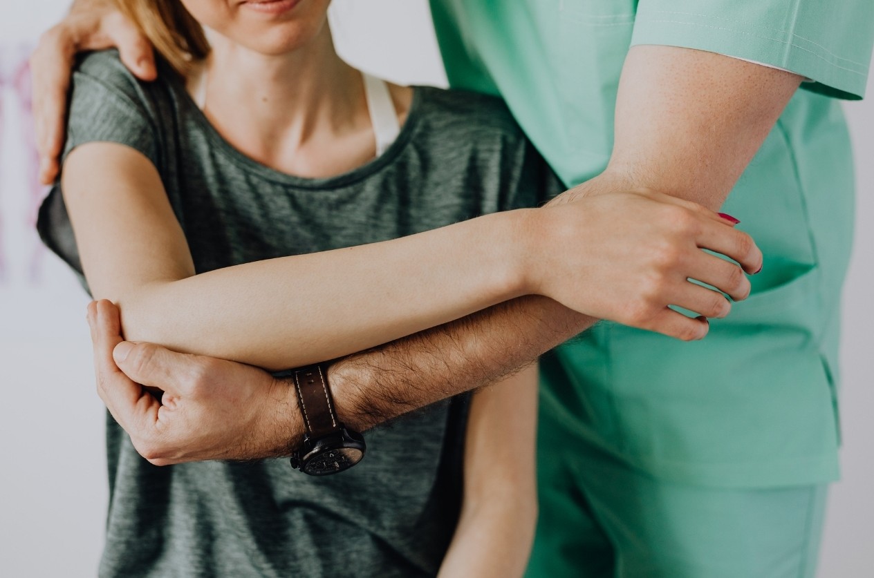 Why Shoulder Pain Responds Well to Chiropractic Care and Regenerative Therapy