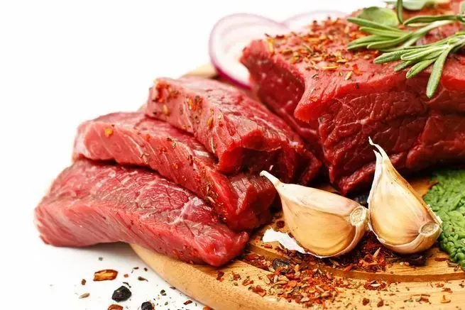 حصيات الكلية.. الإفراط في اللحوم الحمراء وقلة السوائل تساعد على تكونها!