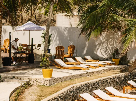 Vista aérea de Capri Beach Club Cartagena rodeada de aguas cristalinas.