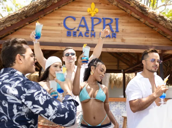 Pareja disfrutando de una escapada privada en Capri Beach.