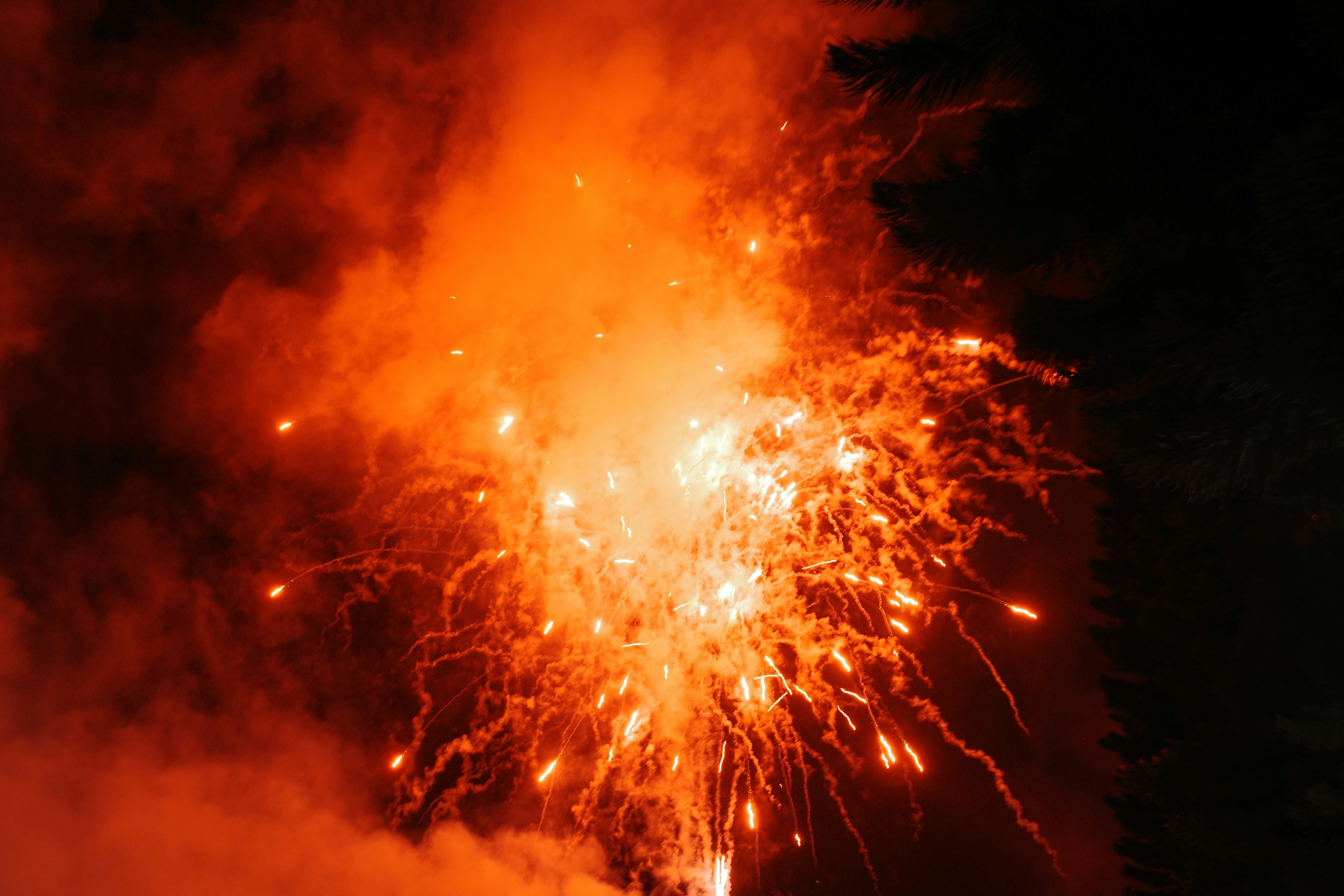 how do fireworks get their color