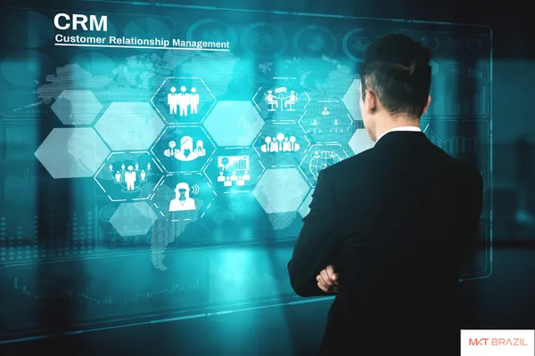 Ilustração sobre como o CRM é aplicado no marketing digital para melhorar o relacionamento com clientes