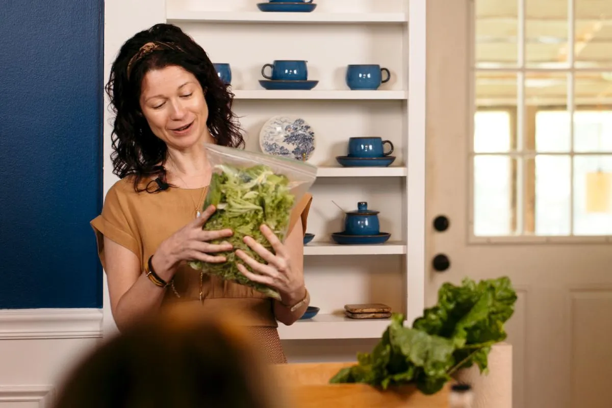 Laureen teaching veggie storage techniques for gut-friendly meal prep and food preservation