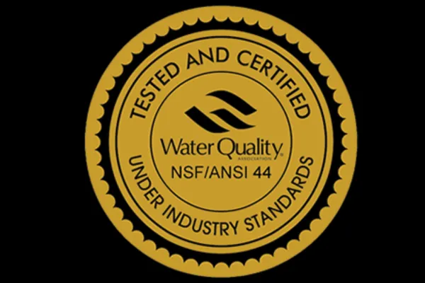 Sello dorado de certificación de calidad del agua. En el centro, se muestra el logotipo de la Asociación de Calidad del Agua (Water Quality Association)