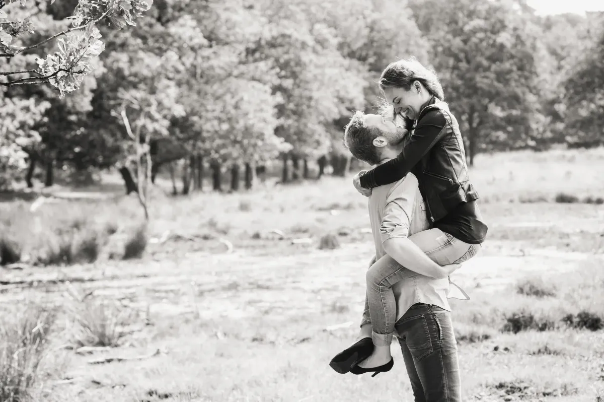 Pre-wedding shoot bij Soestdijk | Tijdloze zwart-wit beelden van Renate & Reinier