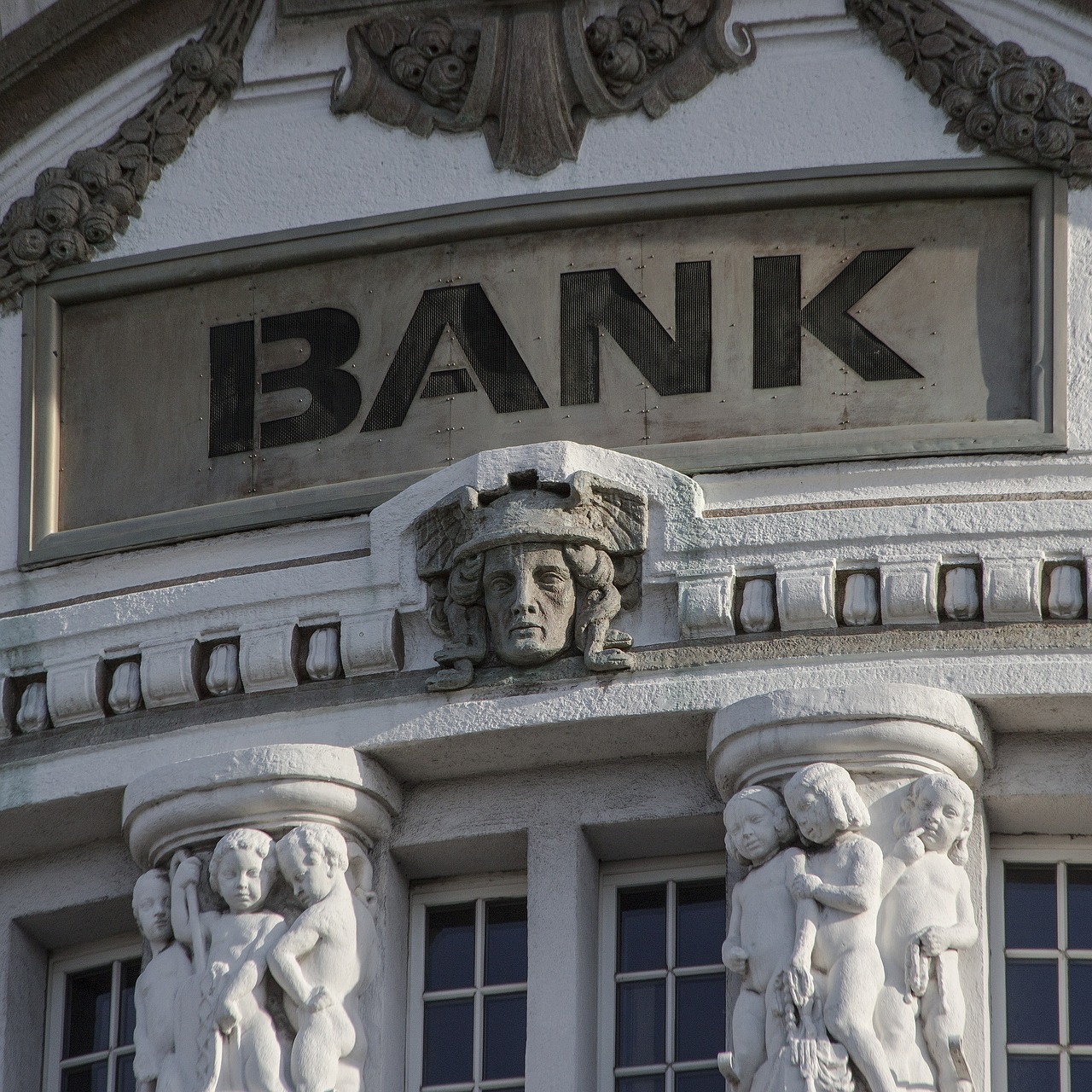 Infinite Banking vs. Traditional Banking
