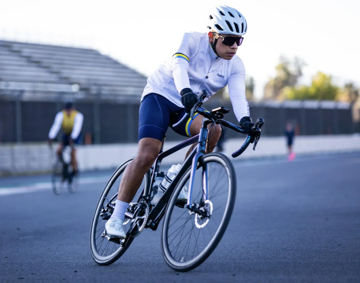 Ciclismo en una bicicleta de ruta.