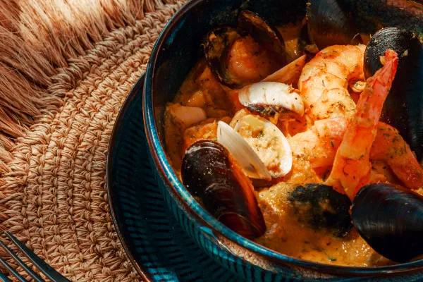 La cazuela de mariscos en Cartagena: tradición y sabor en Wala