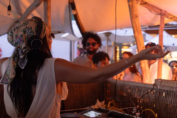 Cuando el corazón late al ritmo del mar: la conexión musical de Wala Beach Club