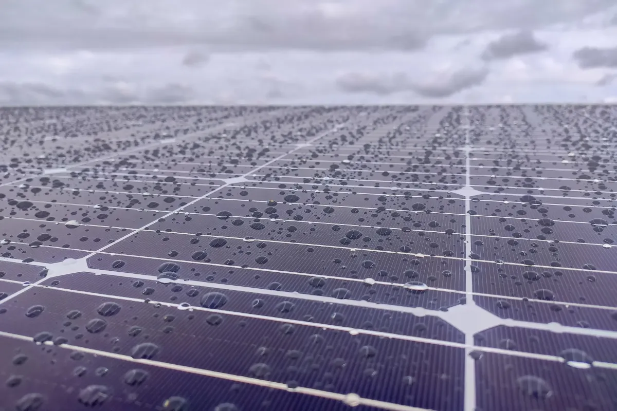 Do Solar Panels Work in the Rain? – Manchester 2025