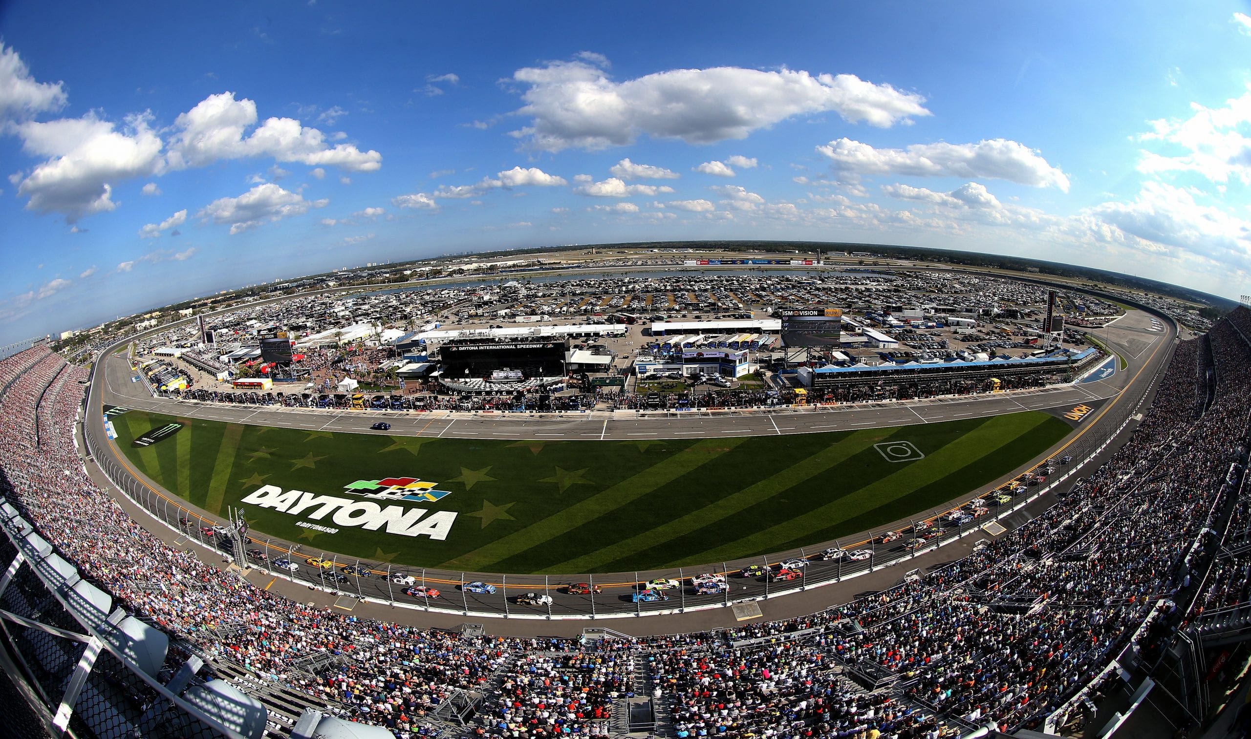 What to Expect During NASCAR Season in Daytona Beach, Florida β Speed, Sun, and Pure Racing Energy
