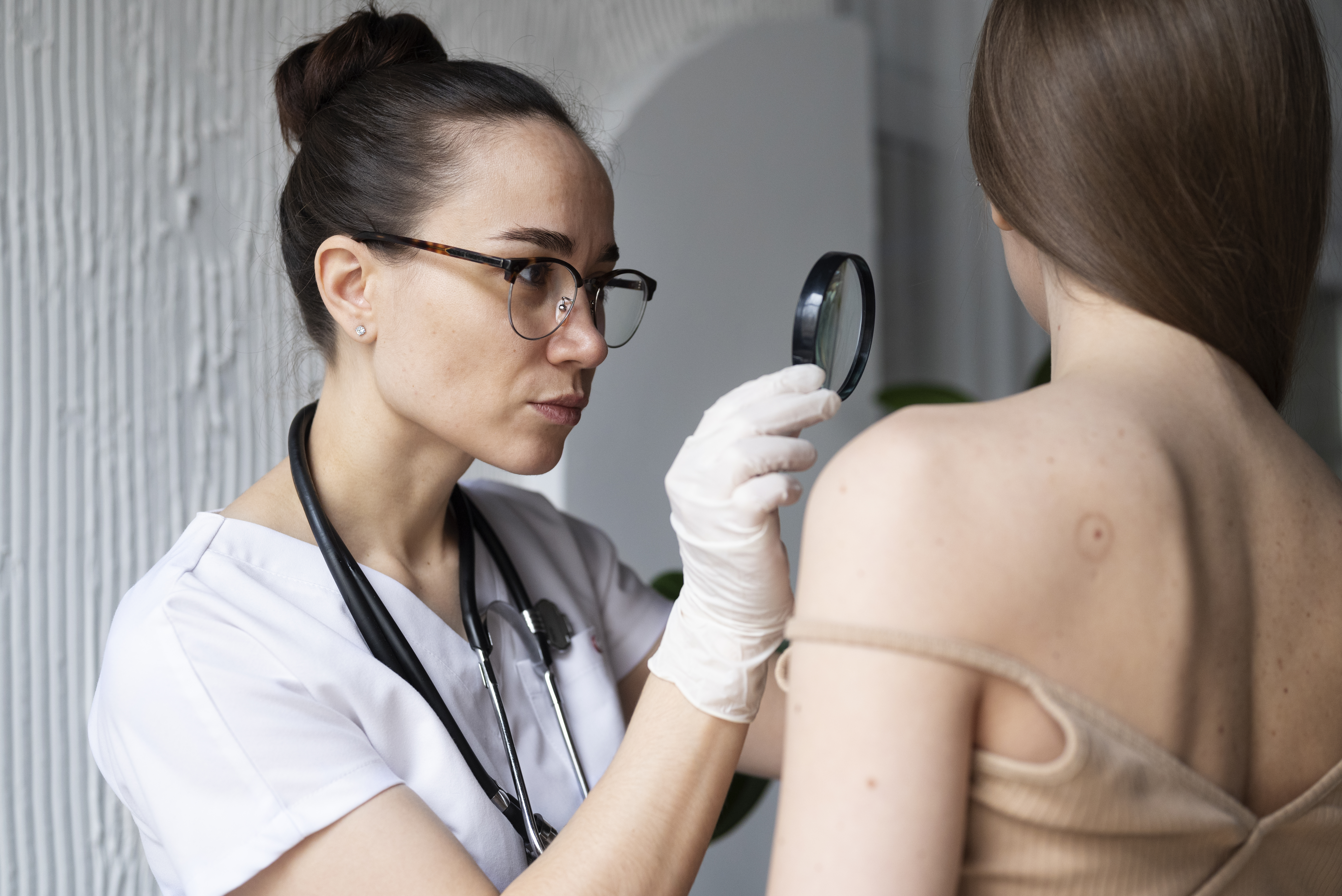 Principales problemas dermatológicos en mujeres: causas, síntomas y tratamientos en Colombia