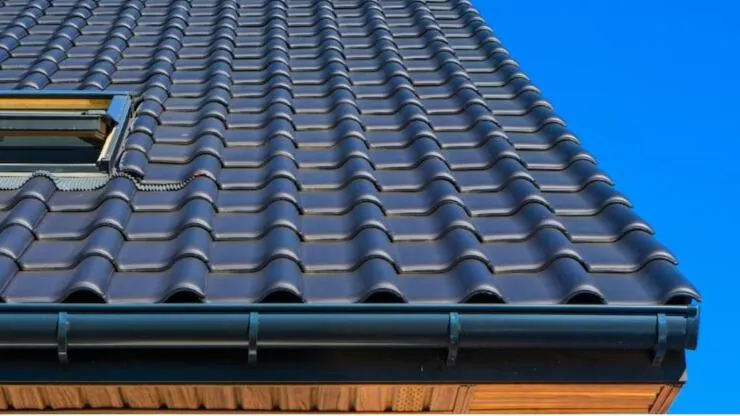 Apply-Liquid-Rubber-Stop-Roof-Leaks-DIY