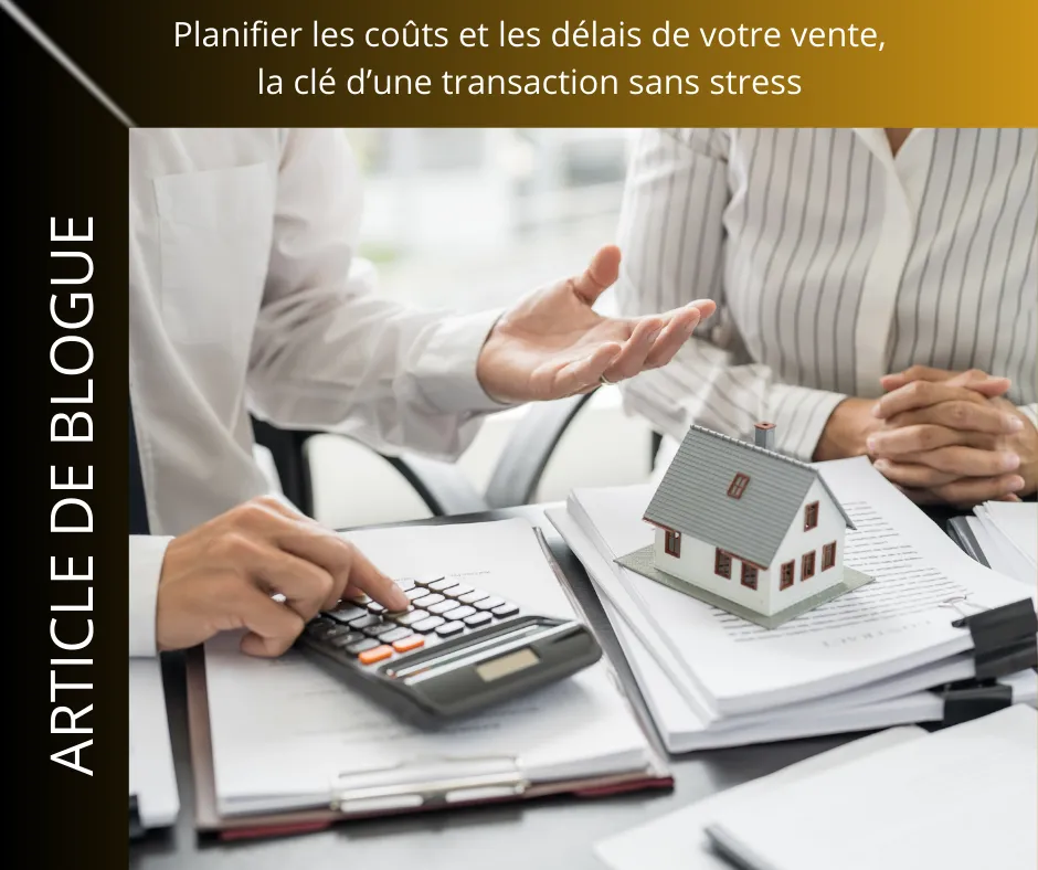 Discussion entre un courtier immobilier et des vendeurs sur la planification des coûts et des délais de vente d’une propriété au Québec, illustrée par une maquette de maison et des documents financiers