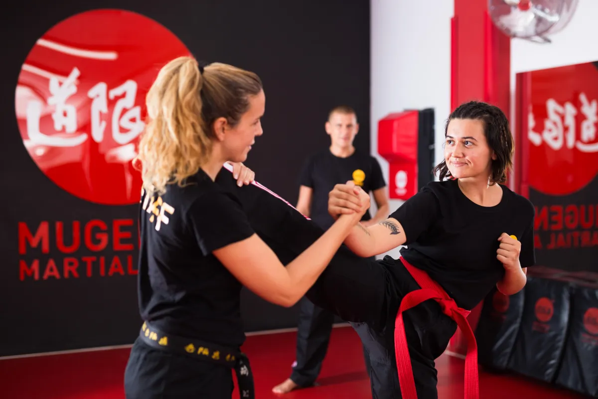 Alumno practicando kickboxing en Mugendo Gràcia, entrenamiento sin contacto competitivo, centrado en liberar estrés y mejorar el bienestar físico y mental.