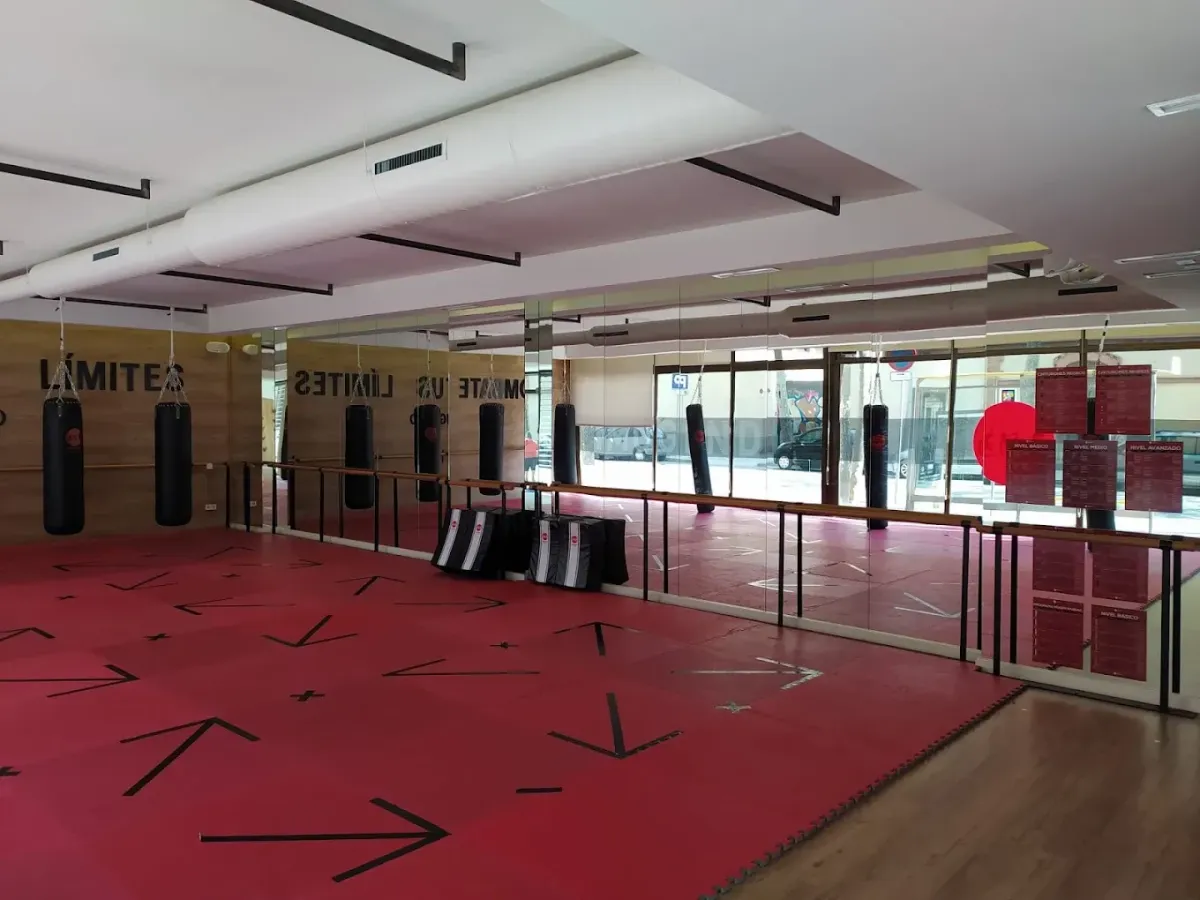 Adultos y niños entrenando artes marciales en Mugendo Tetuán, en el centro de Barcelona.