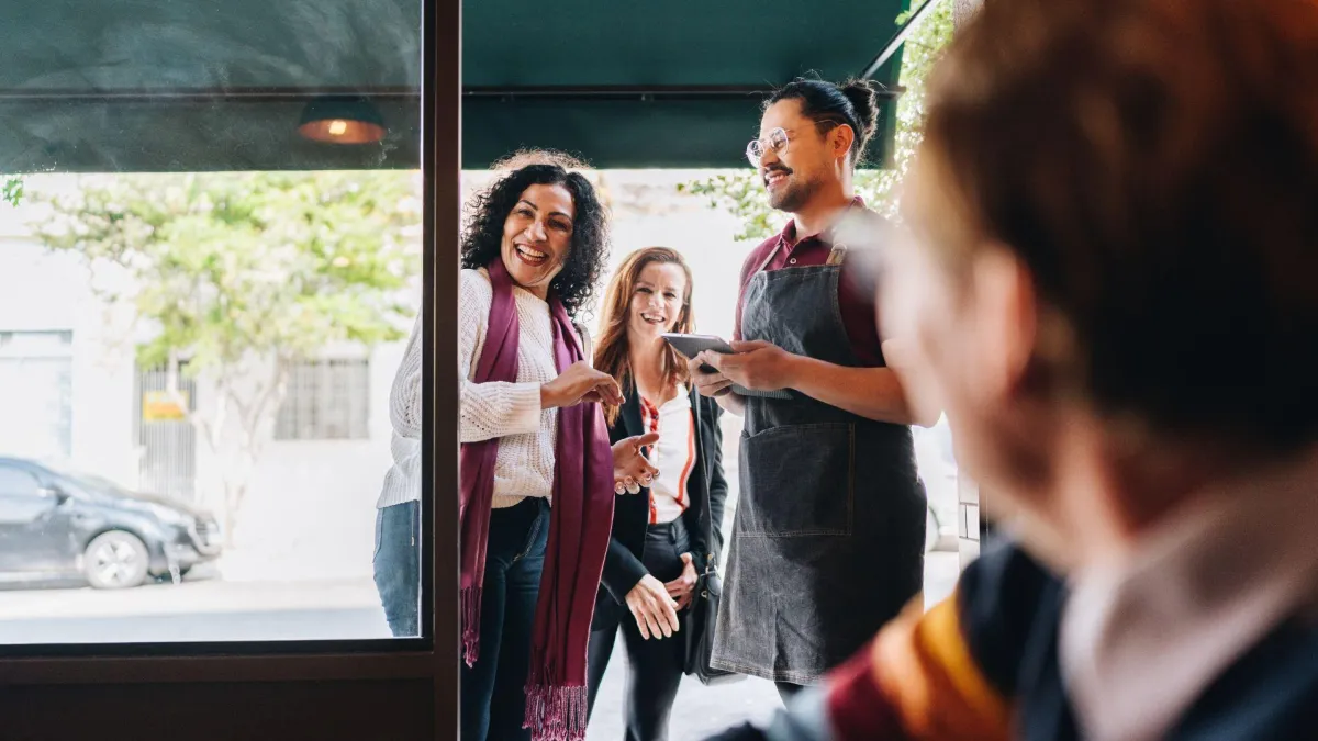 Dominar la gestión emocional de la llegada y convertir la empatía en estrategia
