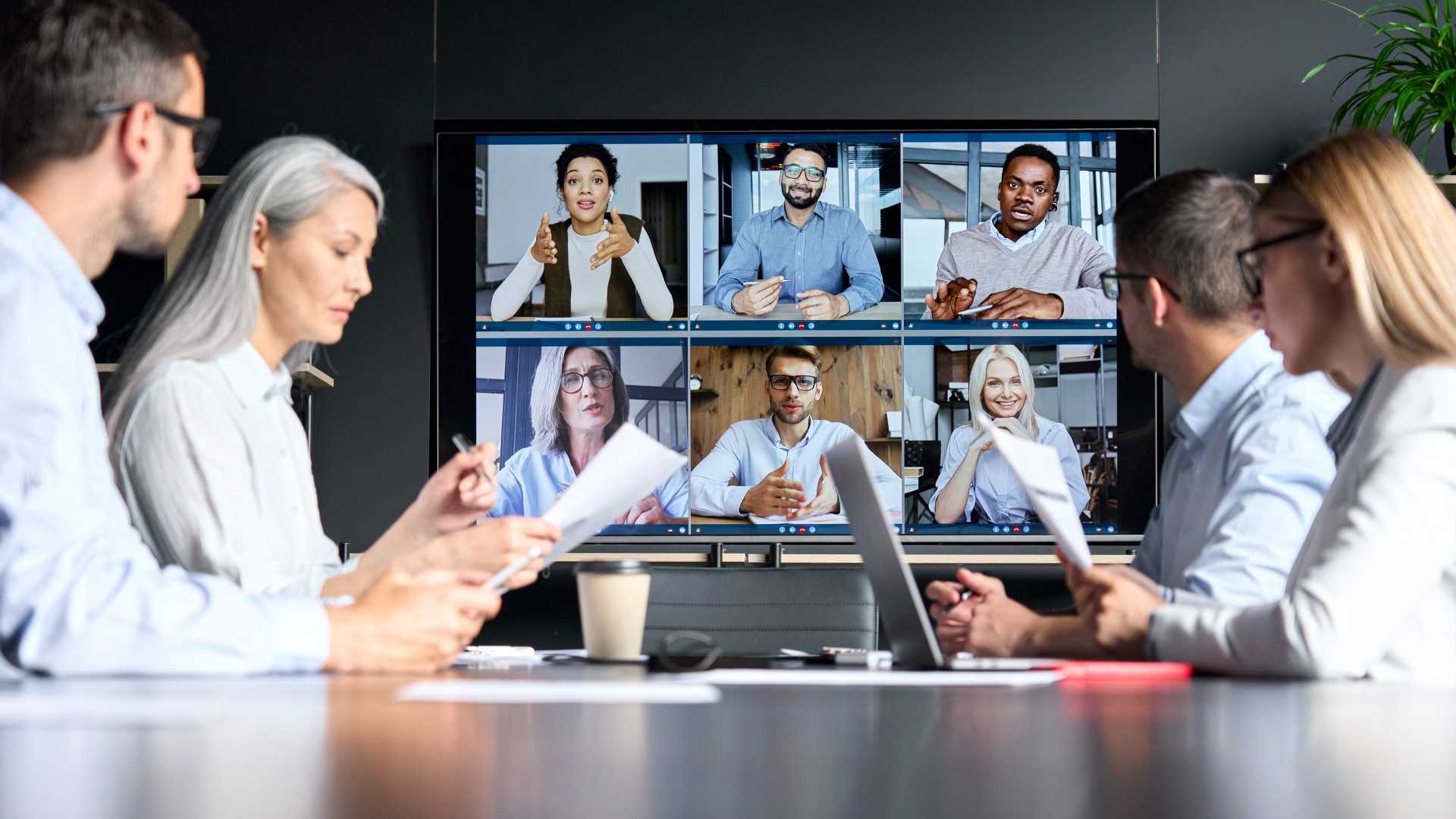 Photo montrant une réunion a distance en visio-conférence
