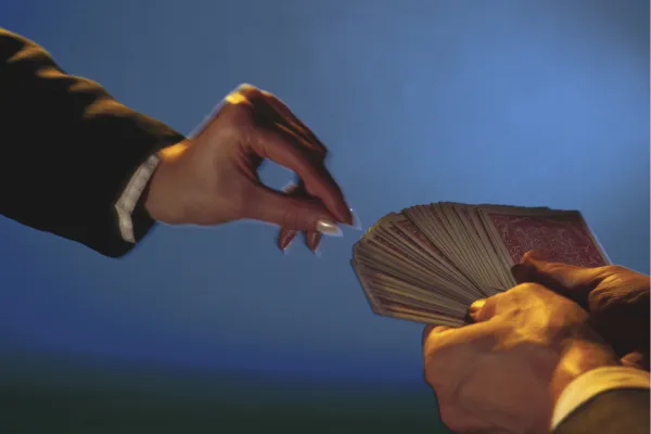 image qui illustre une personne qui pioche des cartes