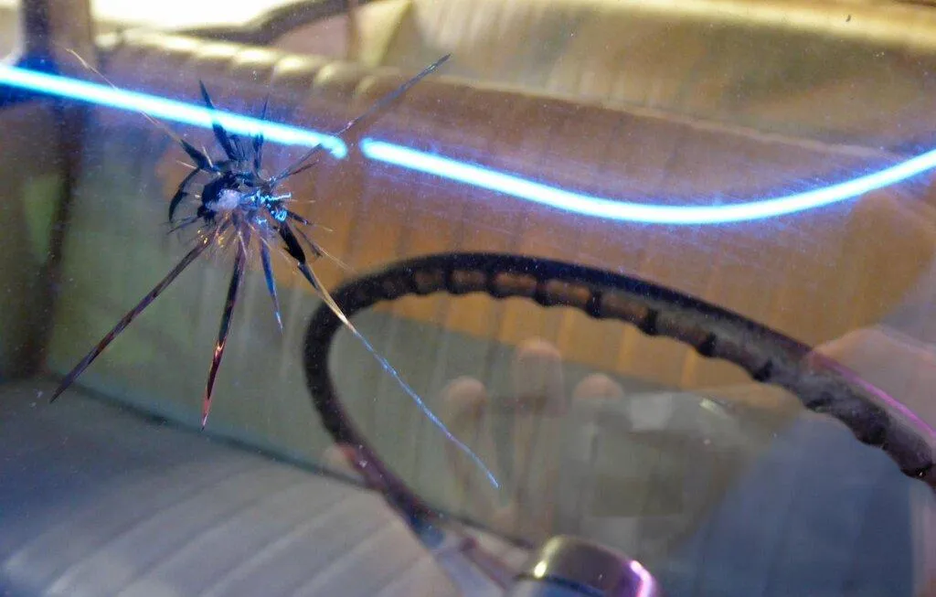 spider crack on windshield