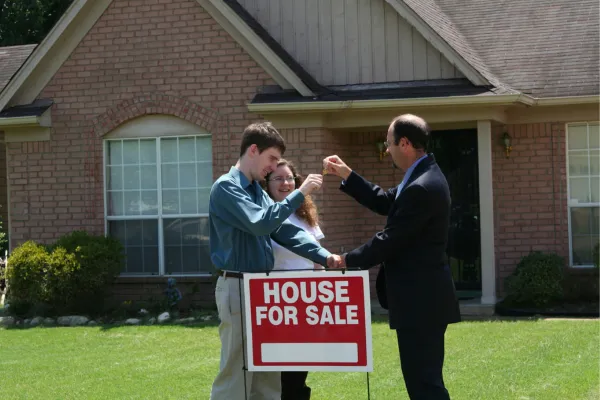 Selling a House to an Investor vs Listing with an Agent: Which Path is Right for You?