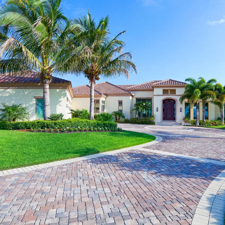 Florida House with Large Driveway