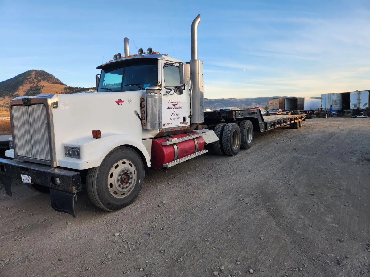 How to Choose Between Flatbed and Traditional Towing in Kamloops
