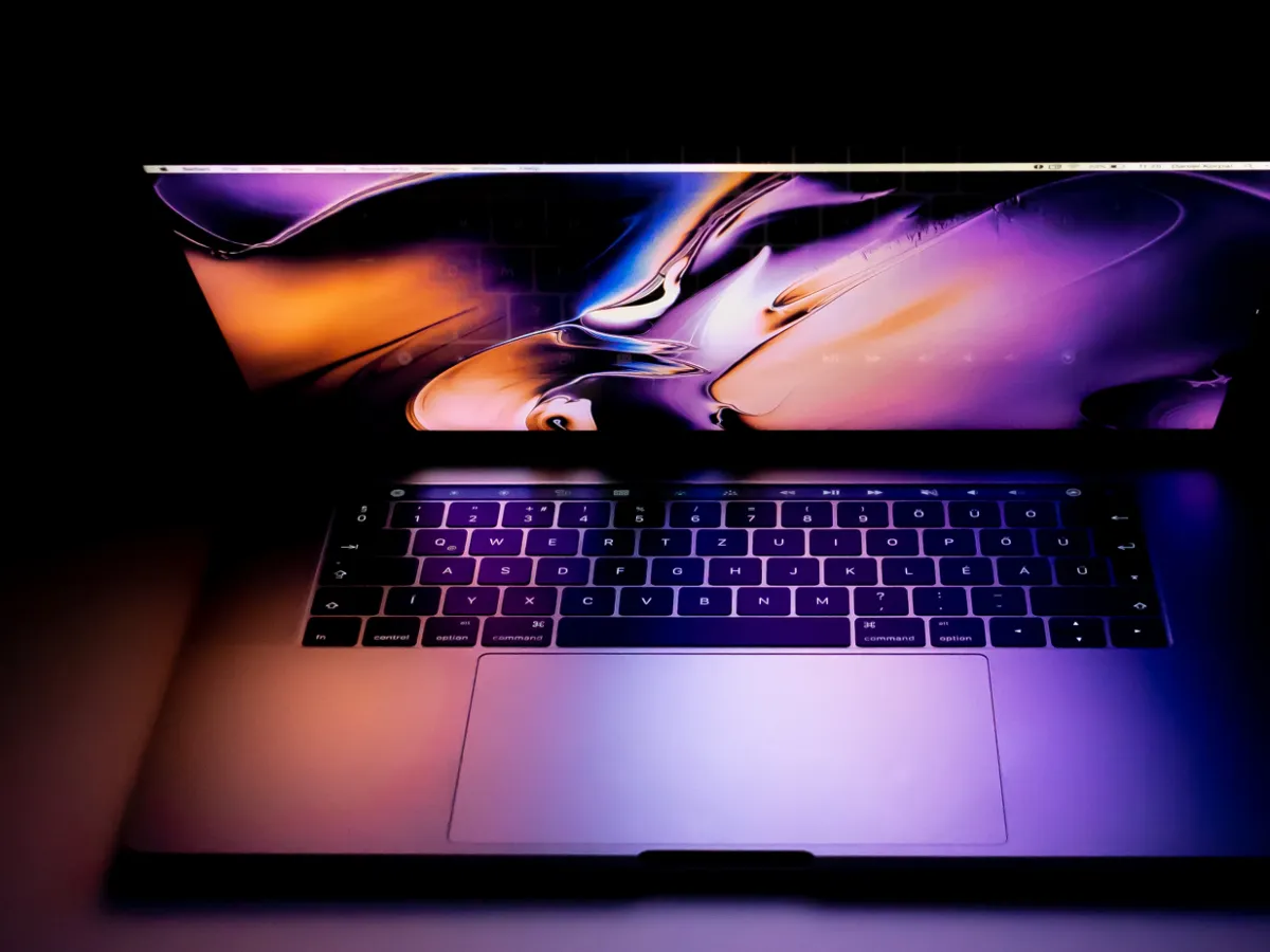 East Side or West Side? The Epic Battle of Mac Users’ Menu Bar Placement