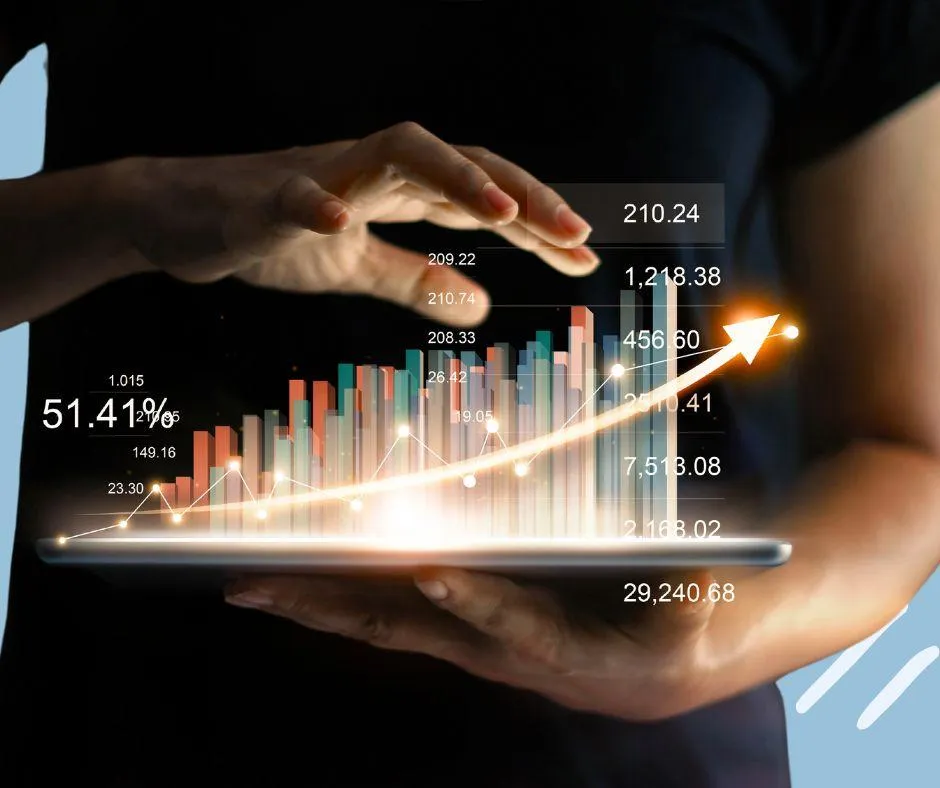Image illustrant les tendances marketing de 2024 avec un ordinateur, un bloc-notes, et des icônes de réseaux sociaux, symbolisant les nouvelles stratégies pour les petites entreprises.