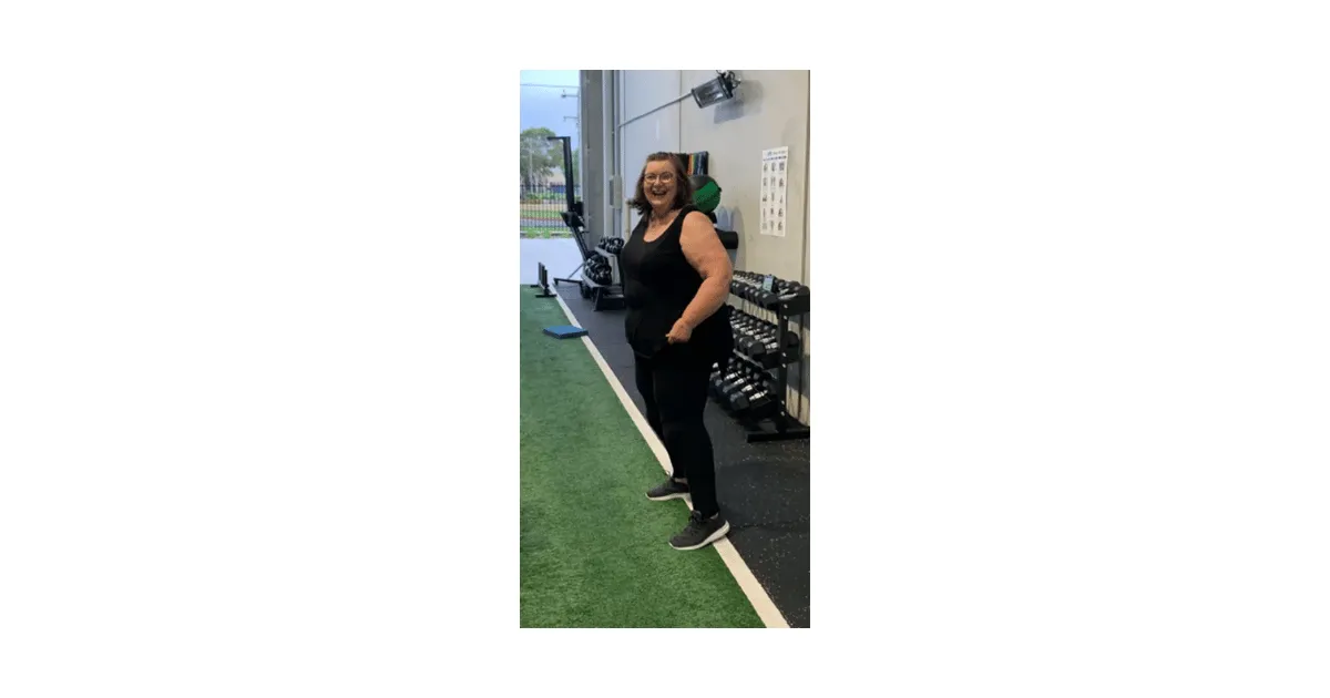 Women n her 40's doing resistance training