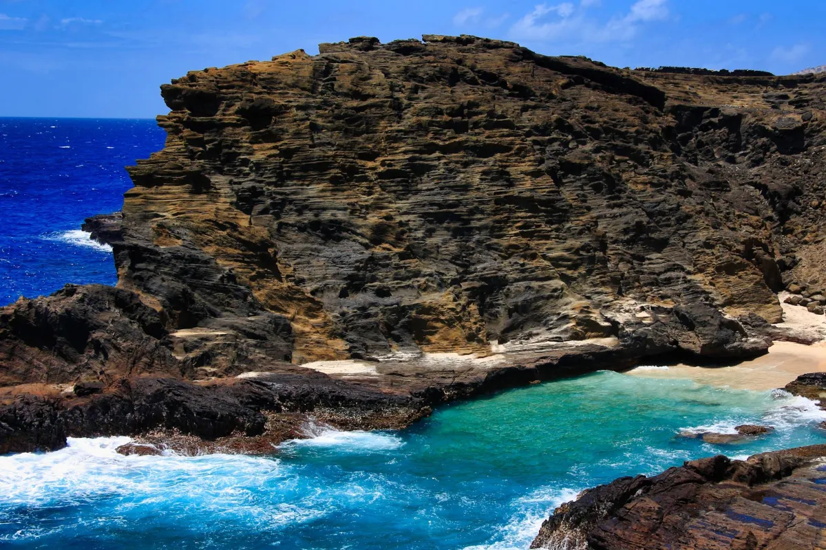 Discover the Magic of Hālona Cove: Oahu’s Stunning Hidden Beach