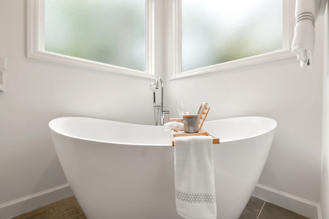 How to Clean Bathtub Stains Naturally