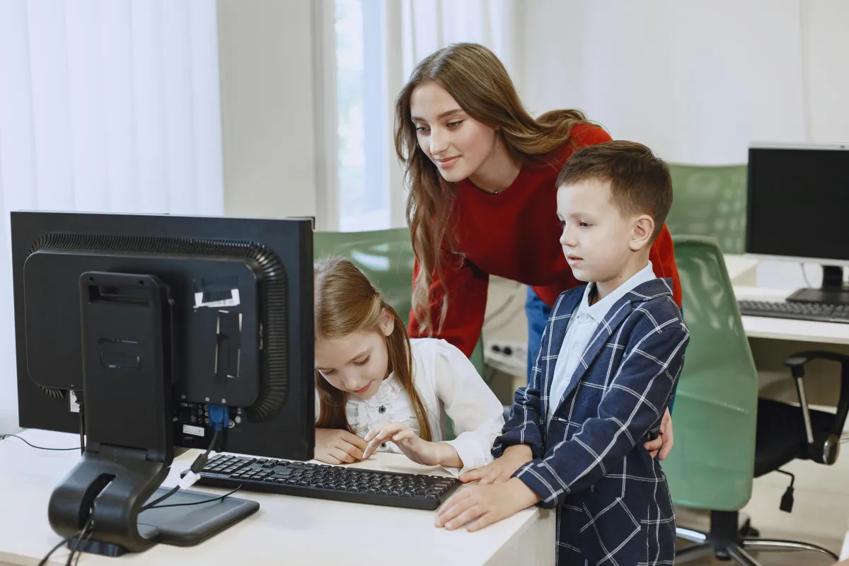 Digital Literacy for All Ages: Helping Parents and Teachers Support Kids in Mastering Digital Skills, Coding, and Online Research