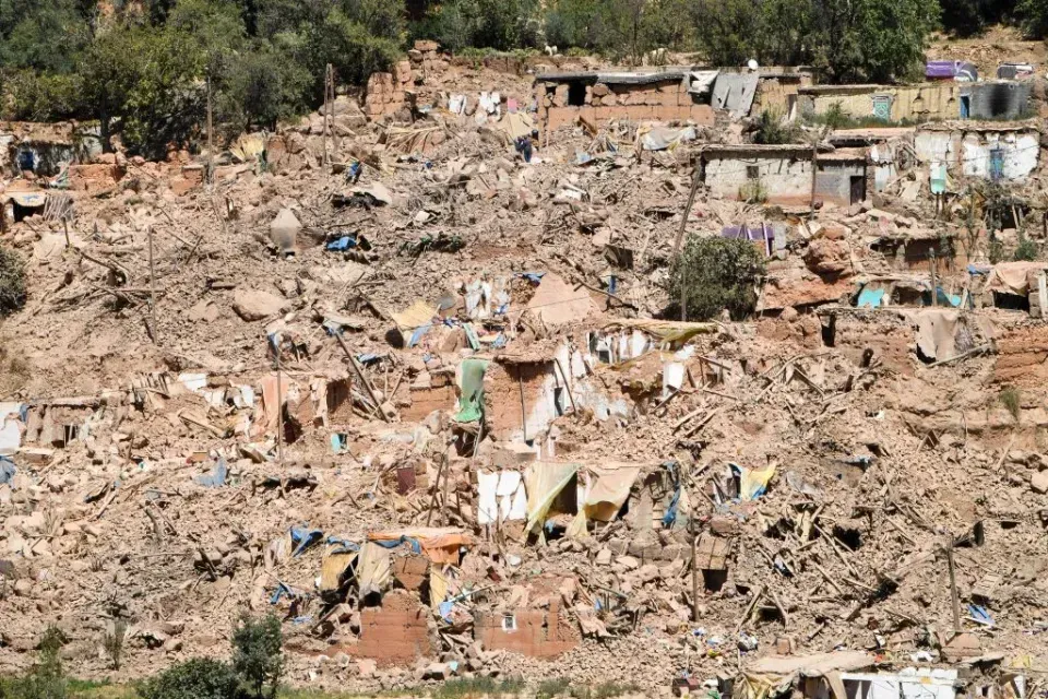 Moroccan king visits quake area as toll tops 2900