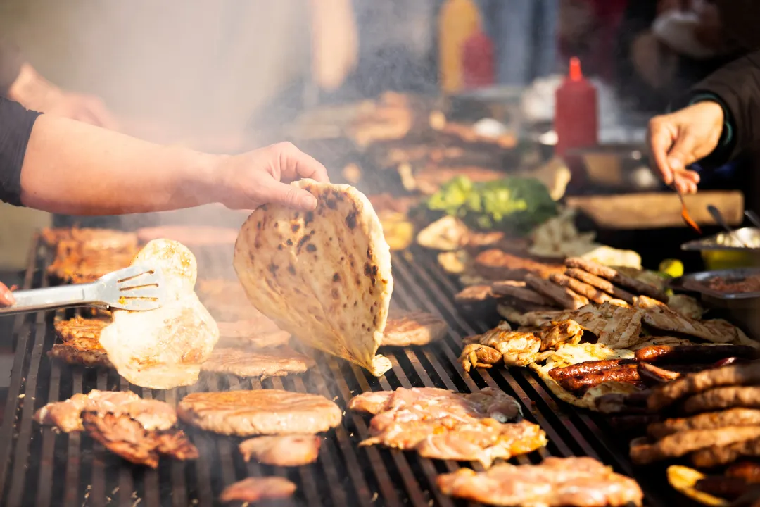 König Cevapcici wir sind ein Kleiner Kroatischer Balkan Grill Schnell Imbiss in Babenhausen und verkaufen Cevapcici, Pljeskavica, Königs Platte (700g Fleischspetzialitäten).
