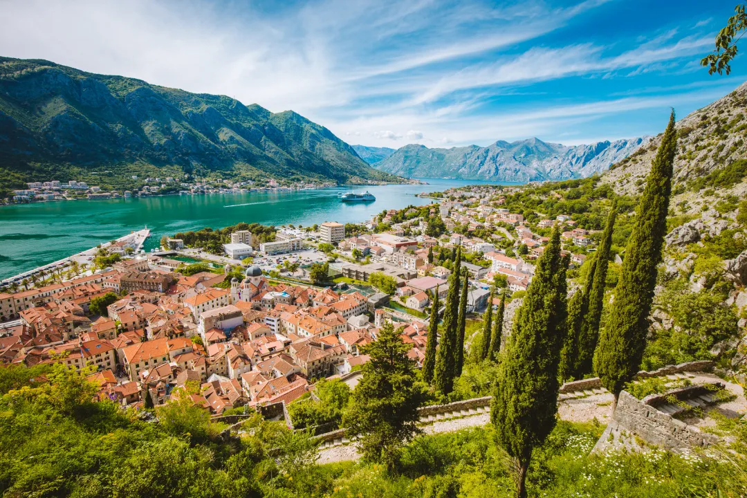 Warum sagt man Balkan_Wer gehört zu den Balkanländern_Was heißt auf Deutsch Balkan_Was ist ein Balkan Grill_Was ist typisch Balkan essen_Was ist ein Balkan Restaurant_Wer hat das beste Essen im Balkan_Was ist das Nationalgericht in Kroatien_Was muss man unbedingt in Kroatien Essen_Was trinken Kroaten zum Frühstück