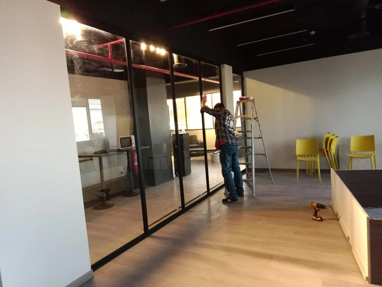 Instalación de tabiquería vidriada en una oficina