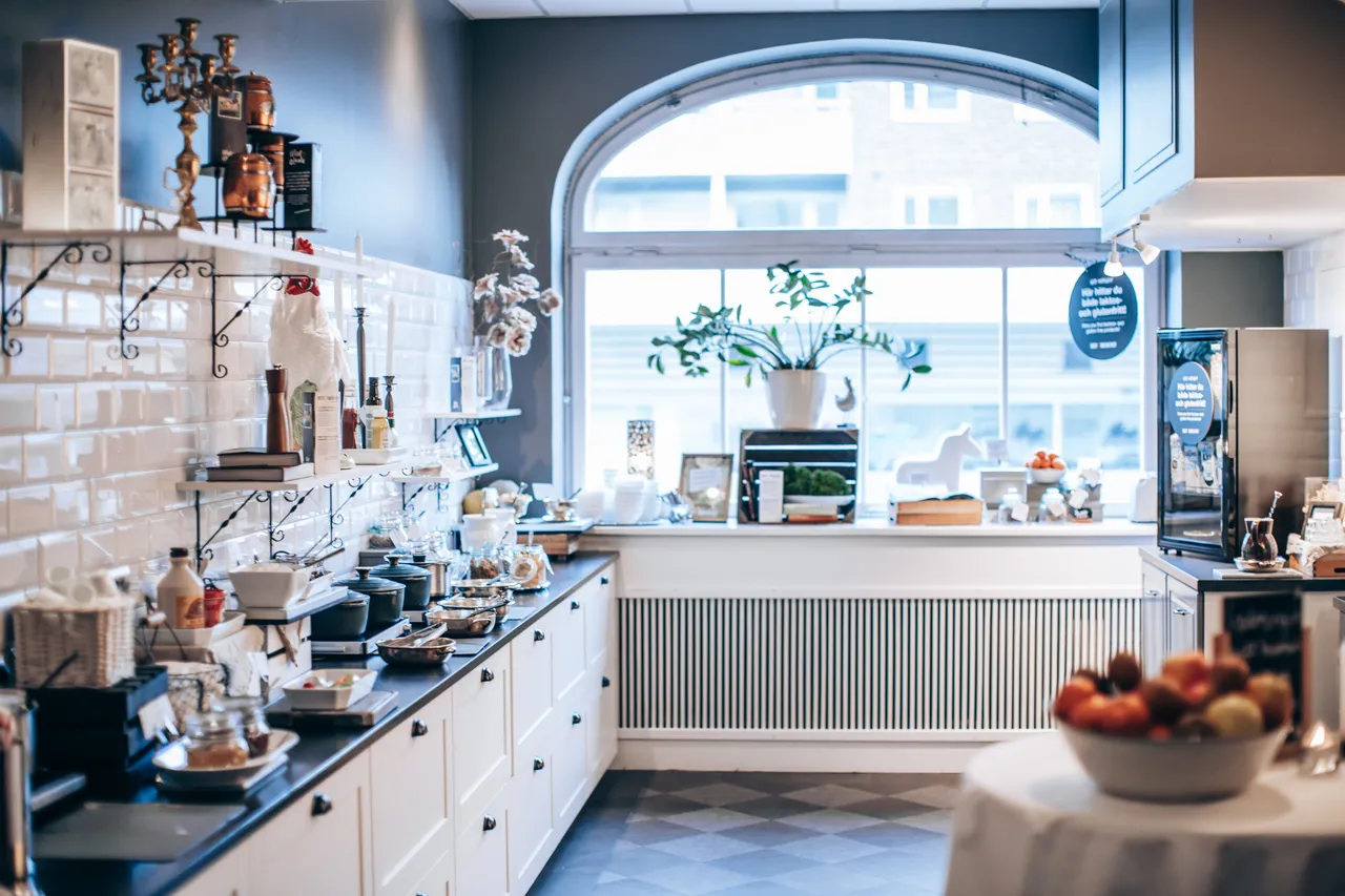 Frukostbuffén uppdukad framför ett stort välvt fönster