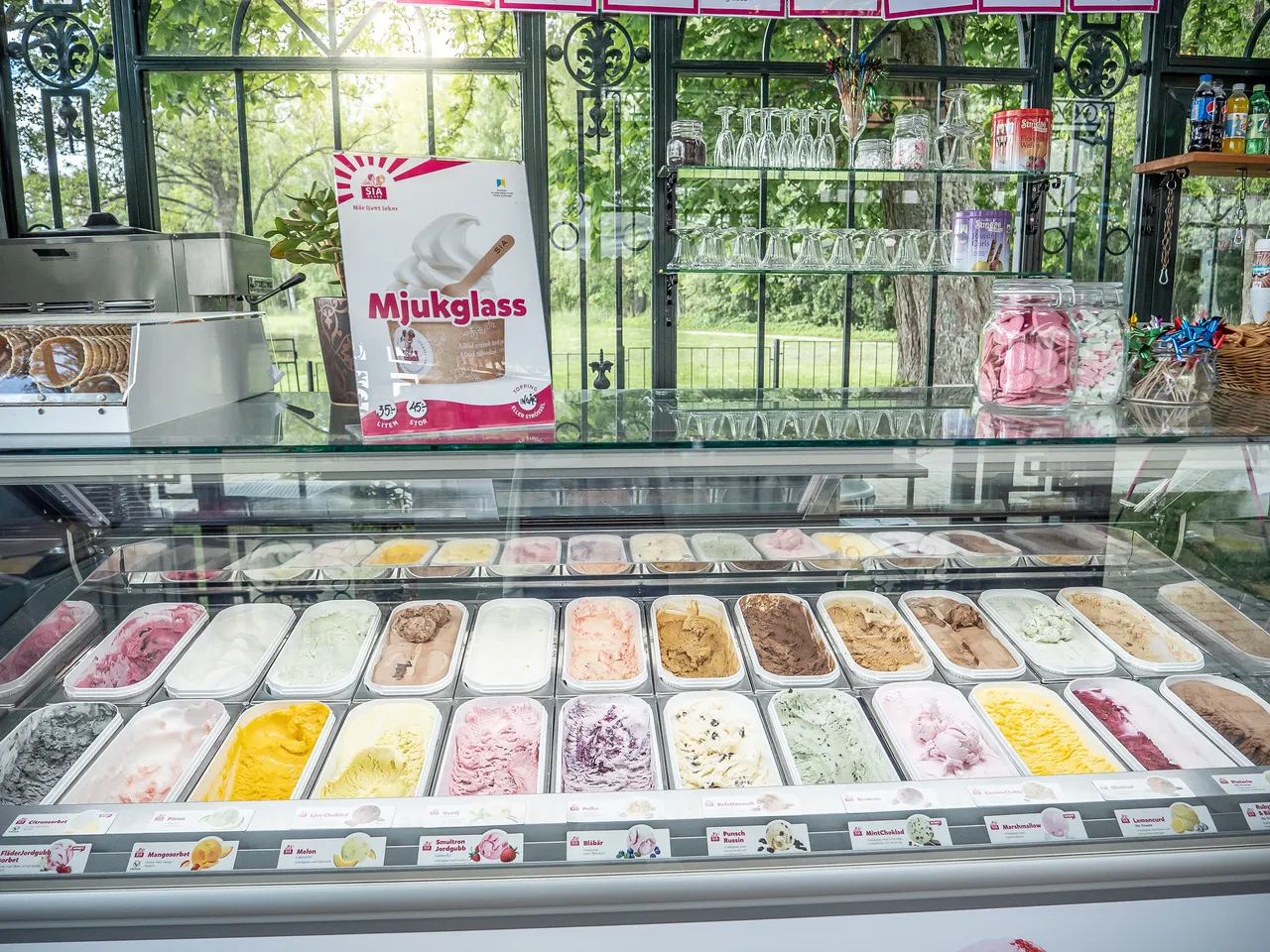 Glasdisk med många sorters kulglass i ett glasorangeri