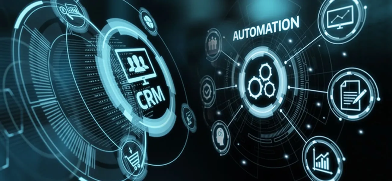 CRM 与 AUTOMATION 的科技示意图：发光的环形介面串起客户资料、自动化流程与报表图标