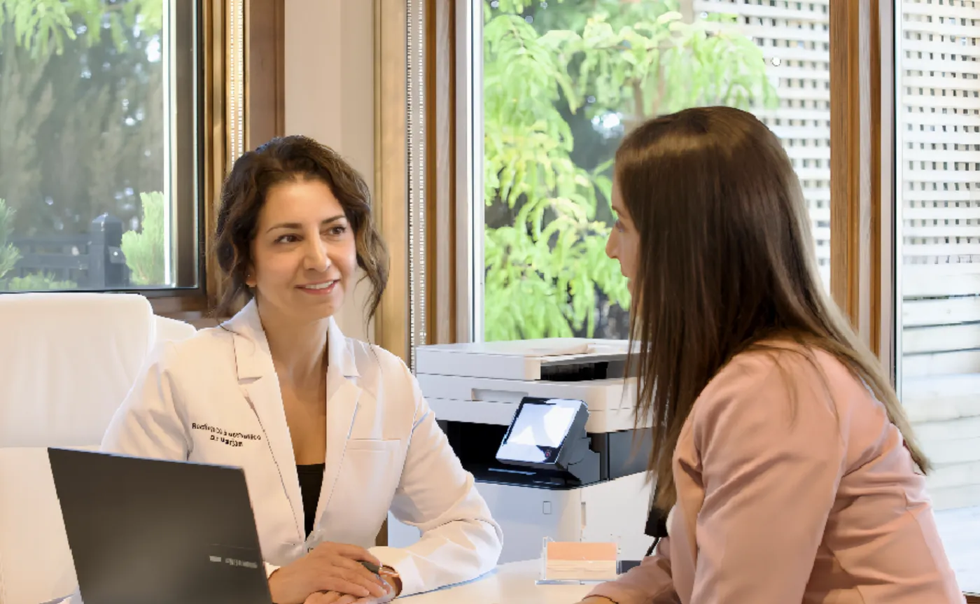 Marjan Vizcaino in a consultation with a patient