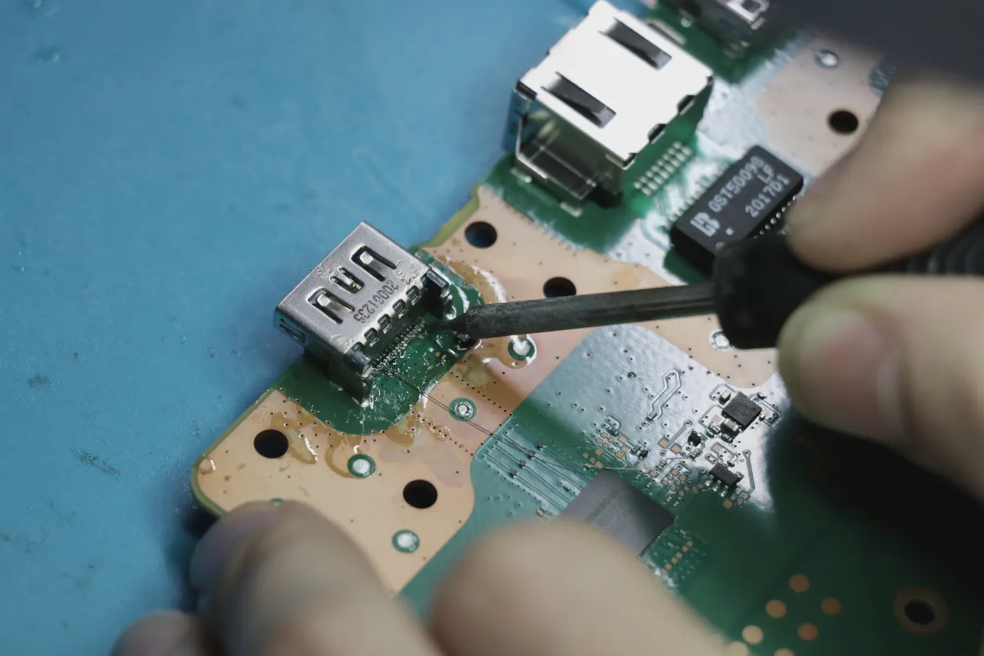 Console HDMI port micro-soldering