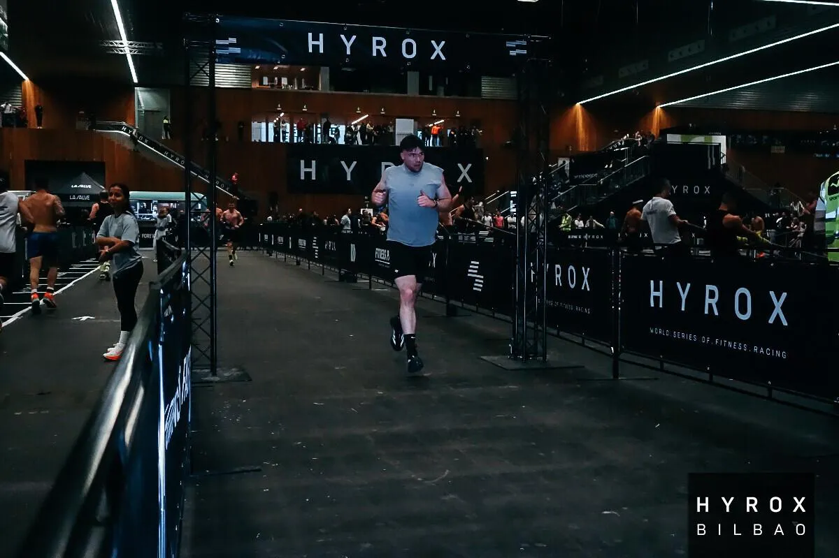 Henry Hunt running between stations at HYROX Bilbao