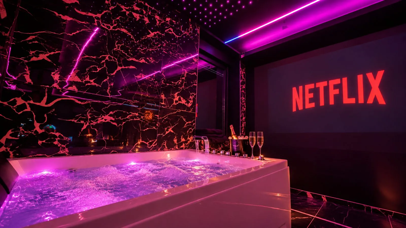 Suite Luxury : spa privatif, marbre noir et lumières LED