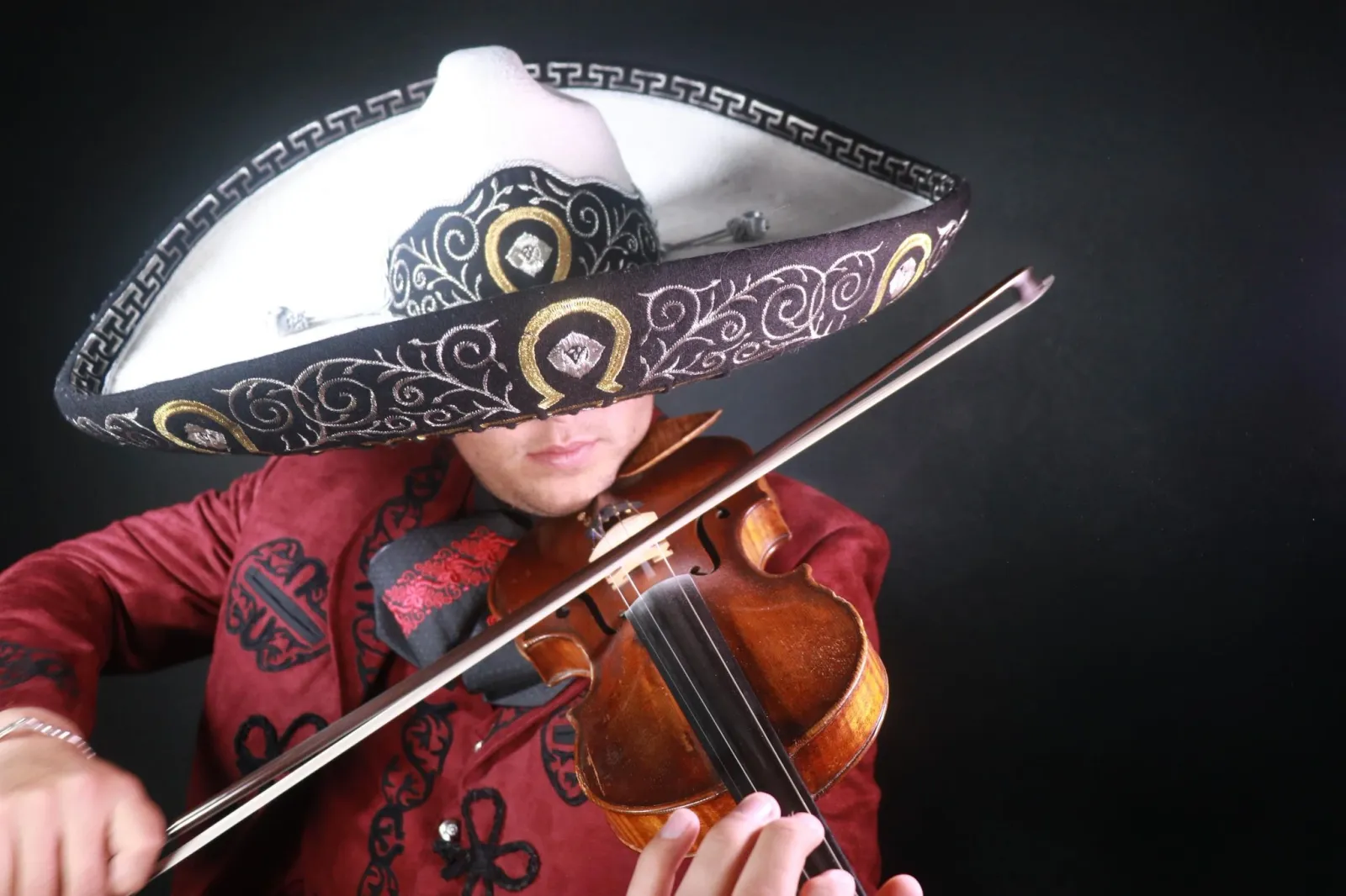 Violinista de Mariachi Juvenil Grullense con sombrero de charro bordado