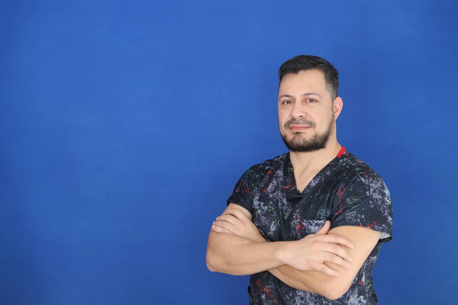 Dr. Rodrigo Mina, cirujano plástico en Buenos Aires, en ambo quirúrgico