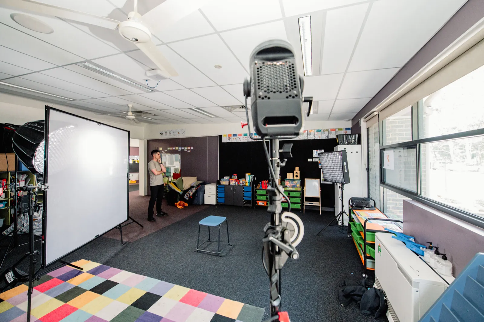 Camera and diffusion screen facing the classroom interview set