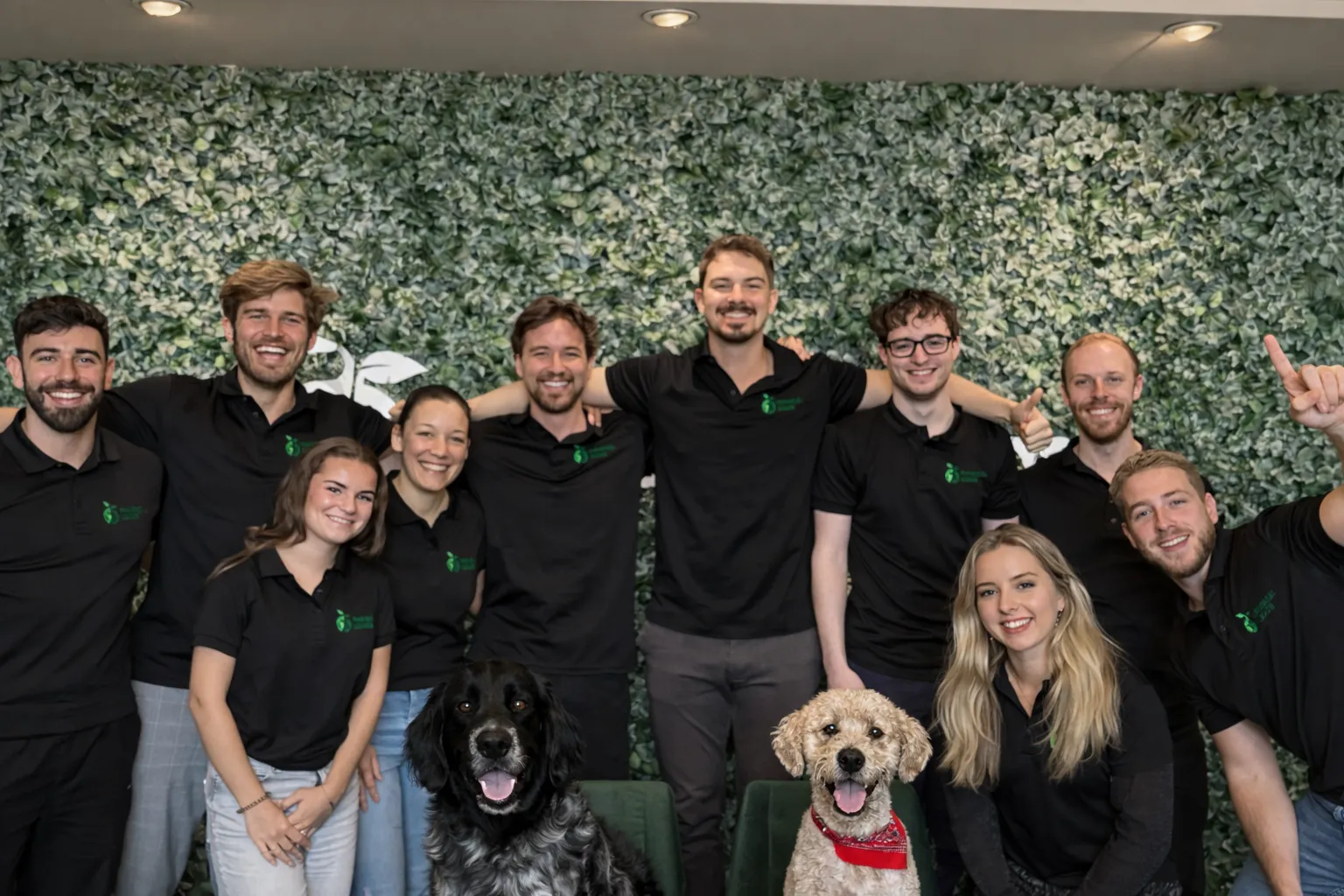 Het hele team van Physical Leads, inclusief de kantoorhonden