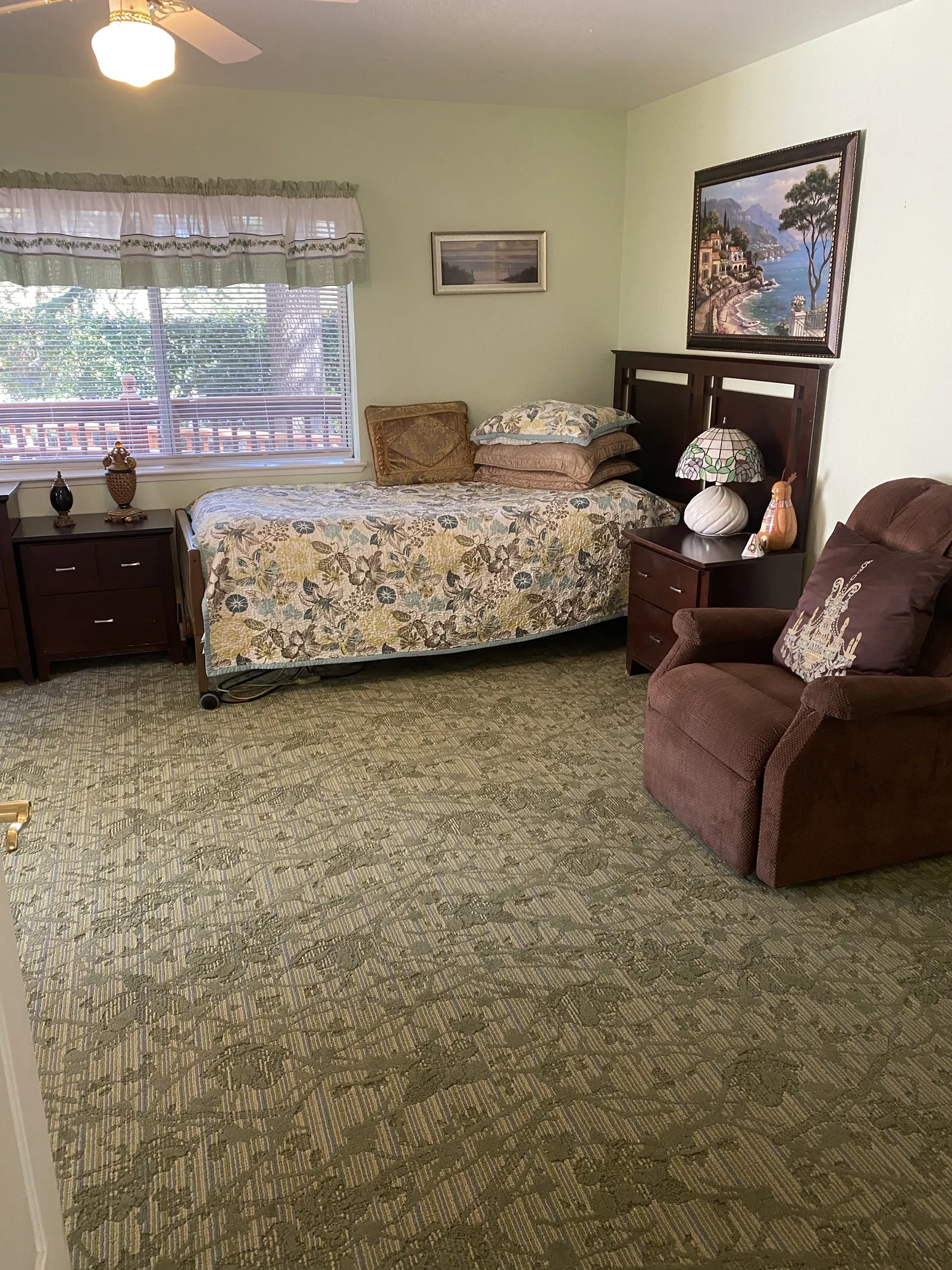 Another private suite at Villa Linda Senior Care
