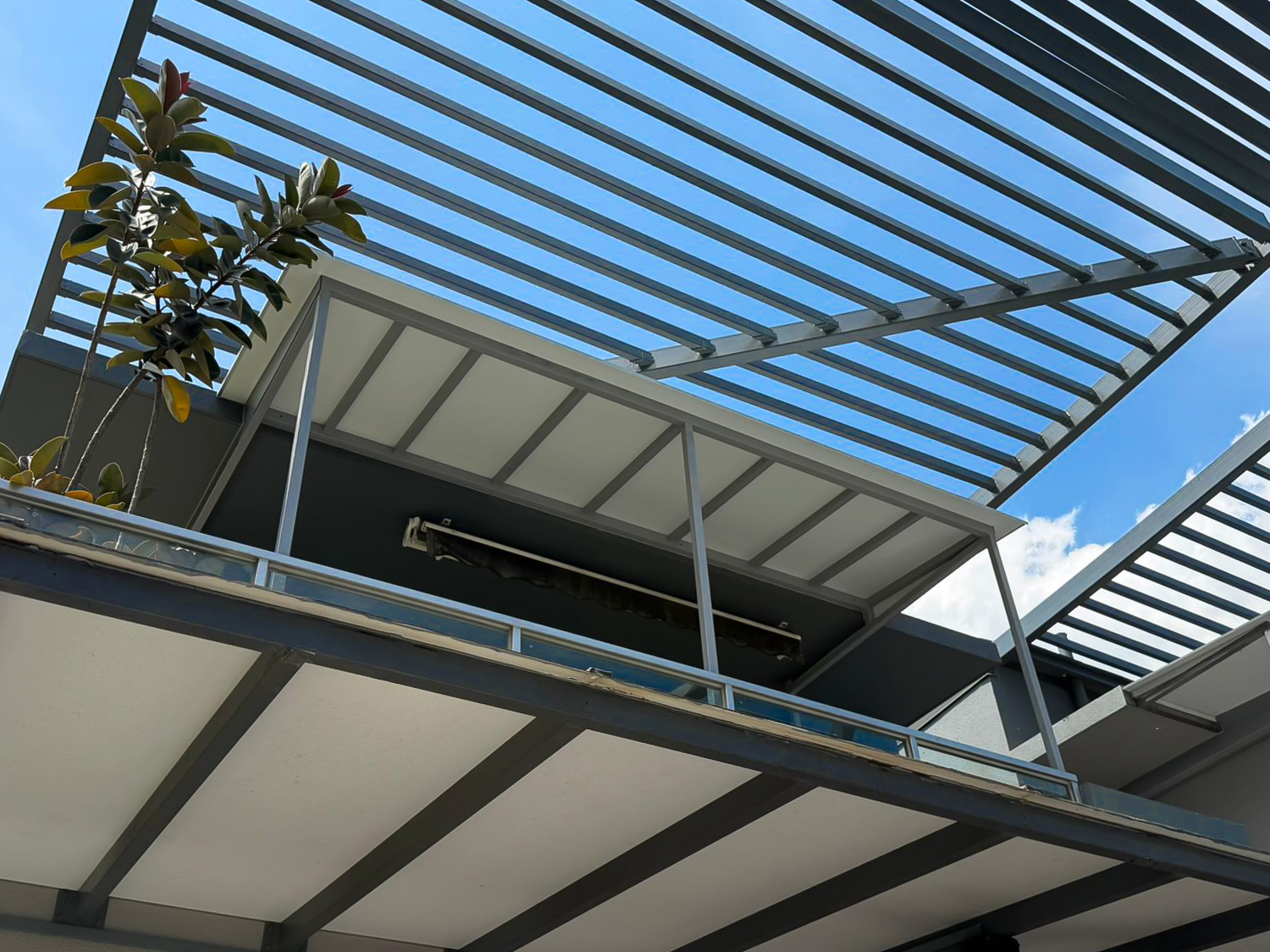 Aluminium composite and louvre roof over a terrace